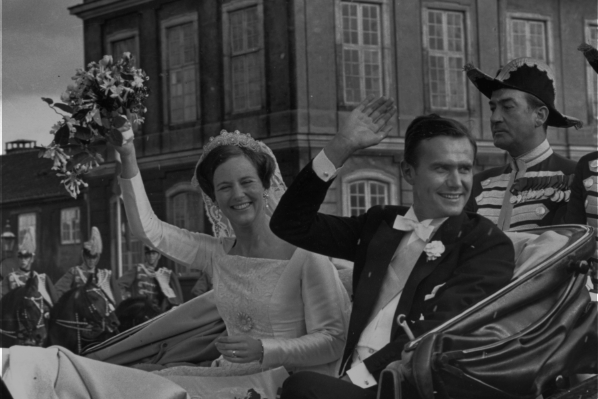 Prinsesse Margrethe og Prins Henri vinker fra kareten på deres bryllupsdag - Foto: Snf/Ritzau Scanpix