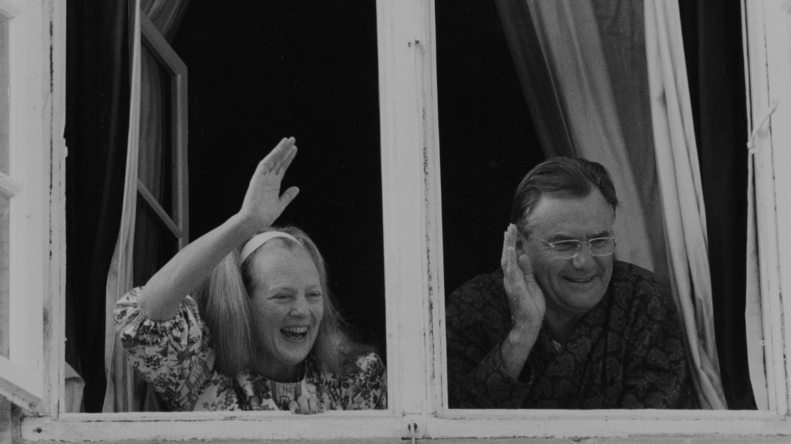 Dronning Margrethe og Prins Henri vinker fra Fredensborg Slot til deres sølvbryllup - Foto: Steen Wrem/Ritzau Scanpix
